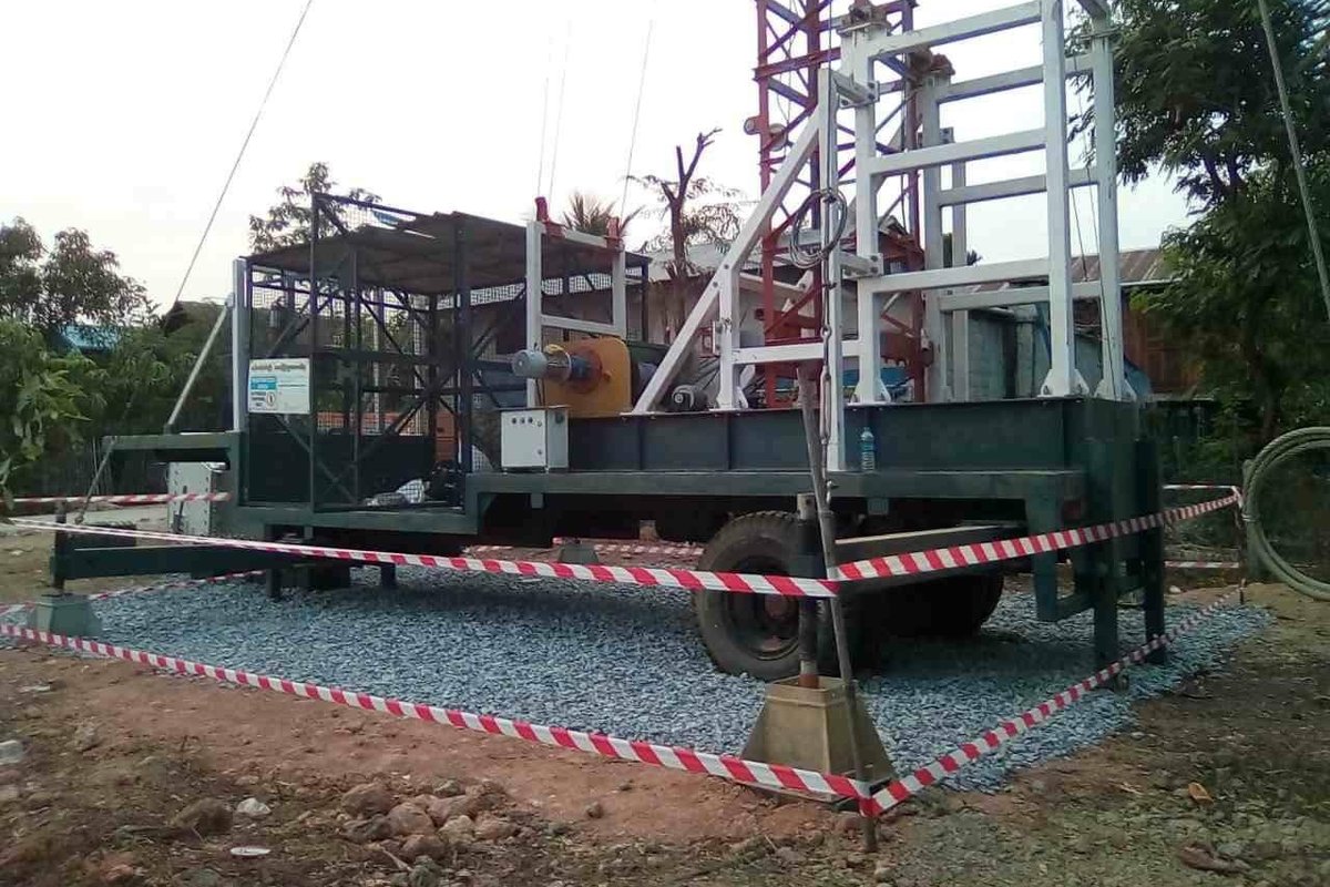 Cell on Wheels mobile telescopic mast trailer deployed in the field