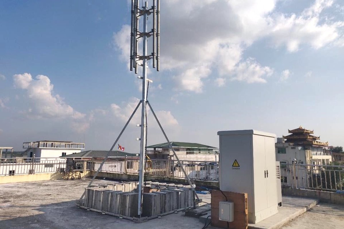 Urban rooftop antenna mount and steel ballast grillage frame