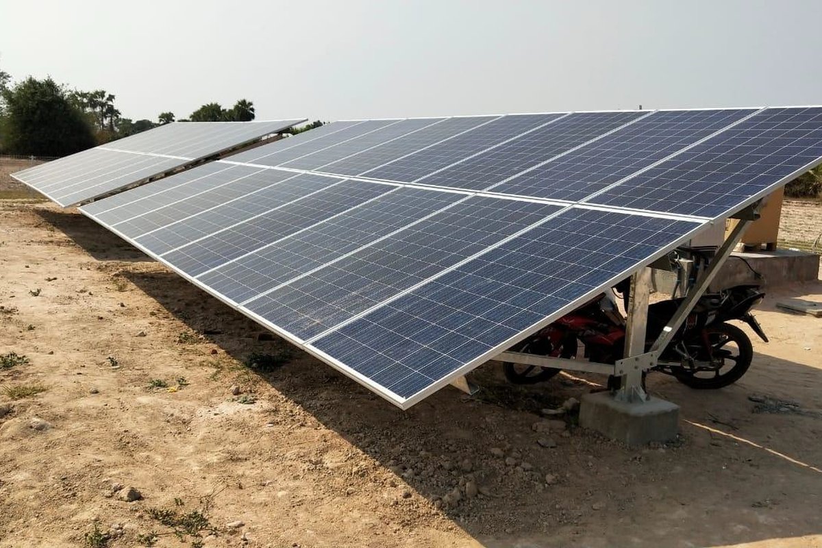 Ground-mounted solar photovoltaic array connected to hybrid inverter